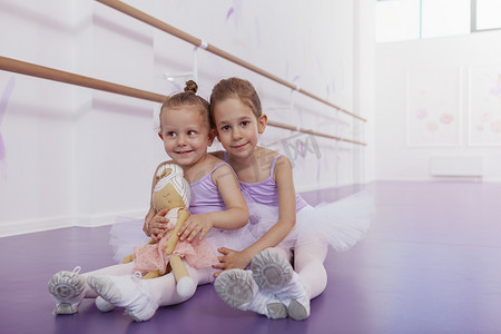 可爱芭蕾摄影照片_舞蹈课上两个可爱的小芭蕾舞演员