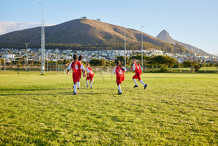女孩、足球队或草地上的健身比赛，为比赛或比赛目标进行锻炼、训练或锻炼。