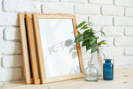 白背景图片摄影照片_白桌上花瓶里有框架和干花的模型