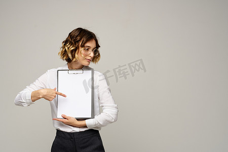 身穿浅色衬衫的女商人和手里拿着文件的文件夹裁剪了工作视图