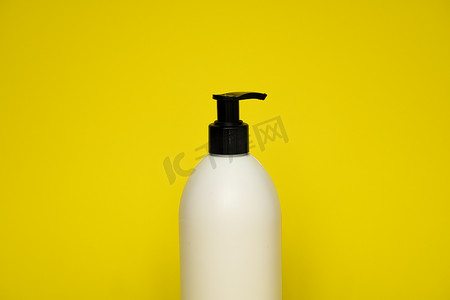 黄色背景凝胶、乳液、奶油、洗发水、沐浴泡沫的液体容器。