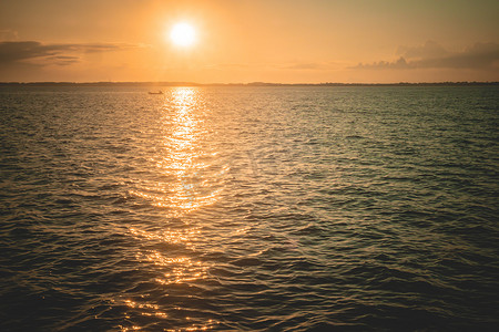 日落日出夏季海洋景观。