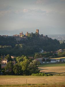 意大利皮亚琴察卡斯特阿尔夸托中世纪小镇的风景