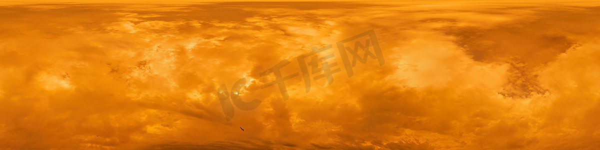 球形脉络摄影照片_金色发光的红色橙色阴沉的日落天空全景。 