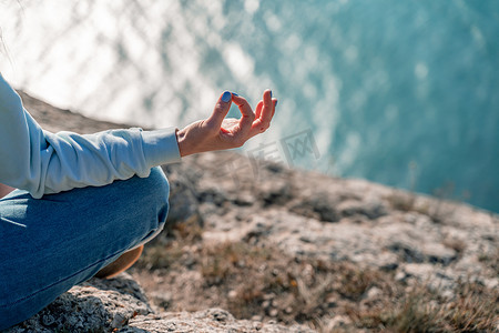 瑜伽、手势和健康的生活方式概念 — 冥想瑜伽女性的手在海上日落背景下展示吉安手印