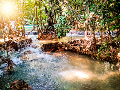 泰国北碧府的 Huay Mae Khamin 瀑布东南亚丛林景观，热带雨林深处的瀑布瀑布令人惊叹的绿松石水。