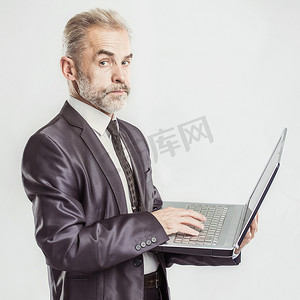 全面成长的肖像 — 经验丰富的商人，白色背景上有一台开放式笔记本电脑