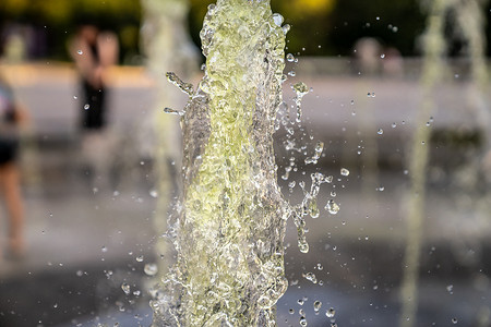出发摄影照片_短时间曝光时的喷泉水射流。