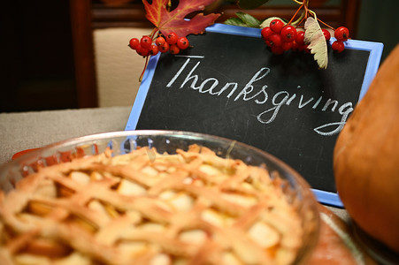 黑板上写着感恩节，还有甜甜的自制经典美国南瓜苹果派，外皮酥脆