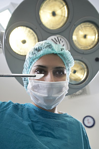 口罩标志摄影照片_一位女外科医生的特写镜头