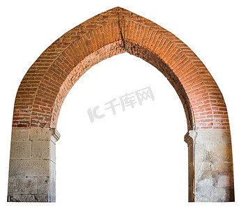 一座古老的本笃会修道院的砖尖拱门。