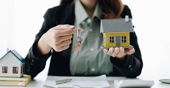 房地产经纪人在与批准的财产表格签订租赁房屋保险合同后，向客户提供住房贷款并向客户发送钥匙。