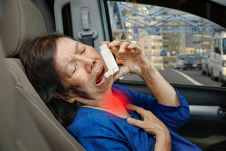 路上，一位老妇在车内拿着哮喘喷雾，窒息了。
