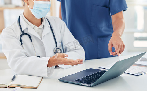 与医生和护士合作、笔记本电脑和双手，作为一个团队讨论医疗保健或医疗诊断。