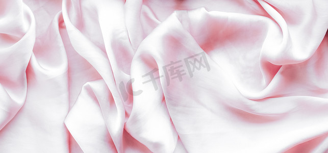 魅力气质摄影照片_粉红色柔软的丝绸质地，平底背景