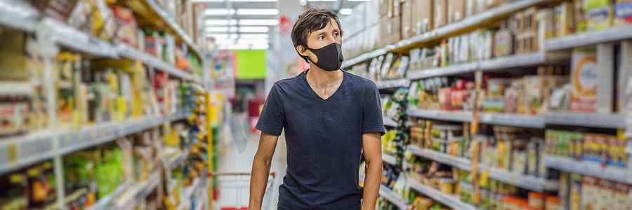 惊慌失措的男子在超市或商店杂货店购物时戴着医用口罩来预防冠状病毒 — 健康、安全和流行病概念 — 年轻女子戴着防护面罩和储存食品横幅，长格式