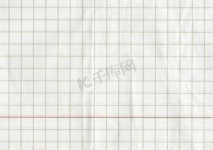 白色无涂层方格纸的高分辨率大图像扫描皱纹风化薄教科纸，带有一条红线和灰色方格复制文本空间，用于演示高质量壁纸