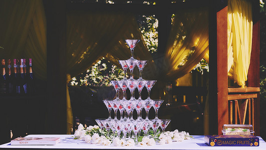 婚宴自助餐桌周年纪念日从玻璃杯中滑下的鸡尾酒