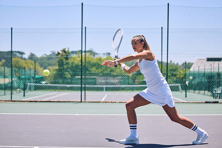 运动玩耍摄影照片_训练网球运动员在网球场参加竞技比赛的健身、锻炼和运动。