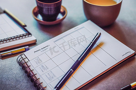日历簿上的会议议程，带有空白列表，从概念上进行规划。