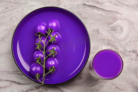 一杯番茄汁和一枝小番茄紫色横幅。
