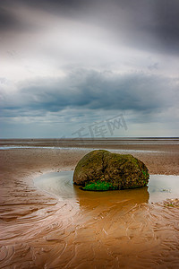 海洋矿产摄影照片_海滩上孤独的石头