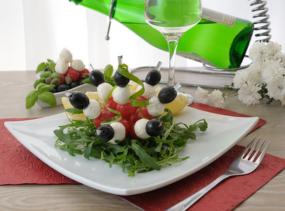 马苏里拉奶酪、樱桃番茄和橄榄配芝麻菜的开胃菜