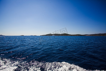 水简约摄影照片_美丽的简约景观，蓝天下的海面