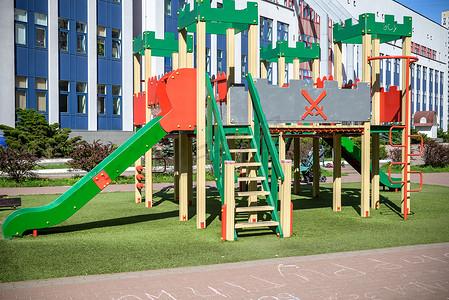 彩色游乐场由塑料空户外游乐场设置游乐场设备制成。