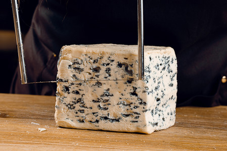 用于切片蓝纹奶酪的绳子。