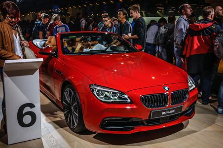 法兰克福 - 2015 年 9 月：BMW 650i 在 IAA International M 展会上亮相