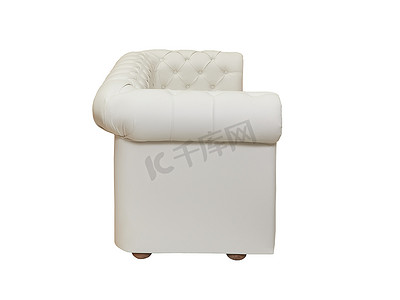 米色皮革沙发，复古风格，白色背景，侧视图