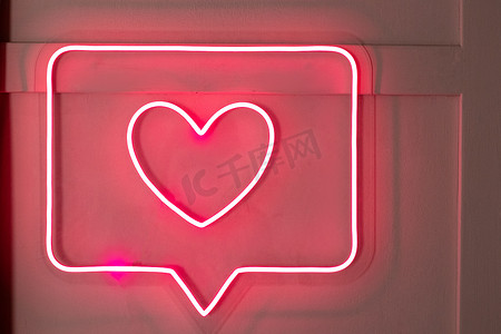 粉色电摄影照片_明亮的发光数字霓虹灯标志适合商店或卡片，美丽闪亮，充满爱心。