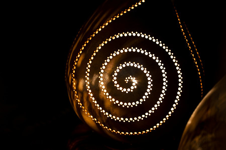 雕刻圆形摄影照片_用干南瓜制成的圆形装饰灯
