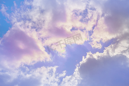 粉彩色天空摄影照片_云彩和天空与柔和的彩色背景