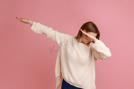 享受表情包摄影照片_女人展示轻拍舞蹈姿势，胜利的网络模因，用手势表演轻拍趋势。