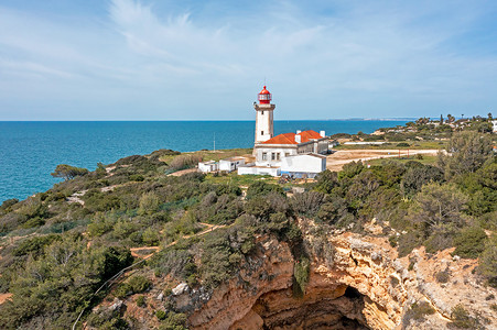 从葡萄牙阿尔加维悬崖上的灯塔法罗尔德阿尔凡齐纳 (farol de Alfanzina) 航拍