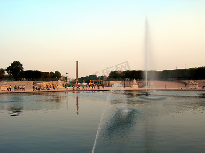 漫步摄影照片_巴黎协和广场附近的喷泉