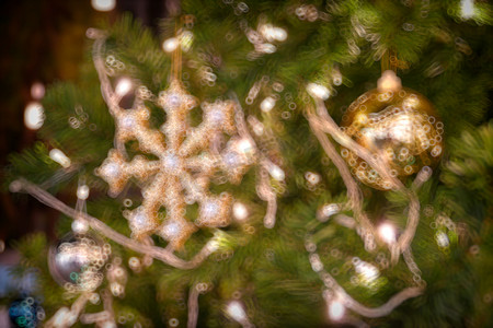 金色圣诞背景的去焦灯与装饰 tr