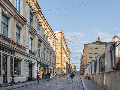 俄罗斯维堡 - 2021 年 8 月 16 日。游客在 Krepostnaya 街上行走。