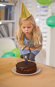 聚会摄影照片_吹灭她的生日蜡烛。