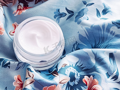 护肤化妆品、蓝色花卉背景的面霜保湿罐、美容产品平底