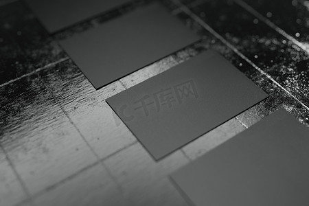 个人名片设计摄影照片_黑色水平名片纸样机模板，带有空白空间封面，用于在混凝土地板背景上排列的公司徽标或个人身份行。