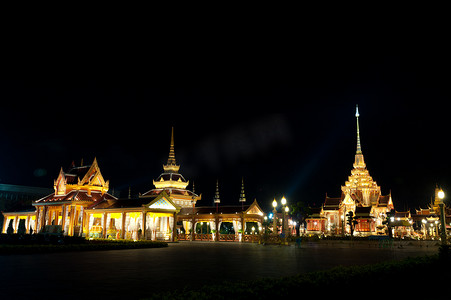 火葬摄影照片_泰国 — 4 月 8 日： 泰国人民参观了曼谷 — 4 月 15 日： 2012 年 4 月 8 日在泰国 Sanam luang 举行的 Bejaratana 公主殿下的皇家火葬