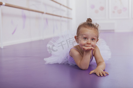 可爱的芭蕾舞小女孩在舞蹈学校锻炼