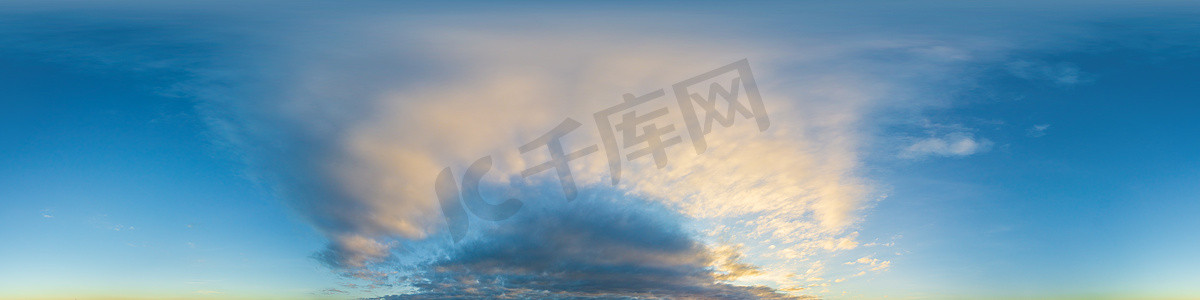 深蓝色汇报摄影照片_深蓝色日落天空全景与积云。