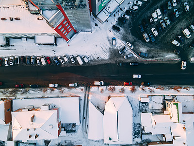 从空中俯视欧洲小城市的道路，屋顶被雪覆盖