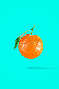 创意彩色背景上的橙色水果，以剪切路径作为包装设计元素
