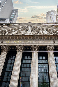 华尔街纽约证券交易所铭文的立面垂直视图