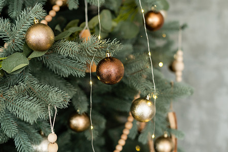 挂在树上的圣诞彩灯